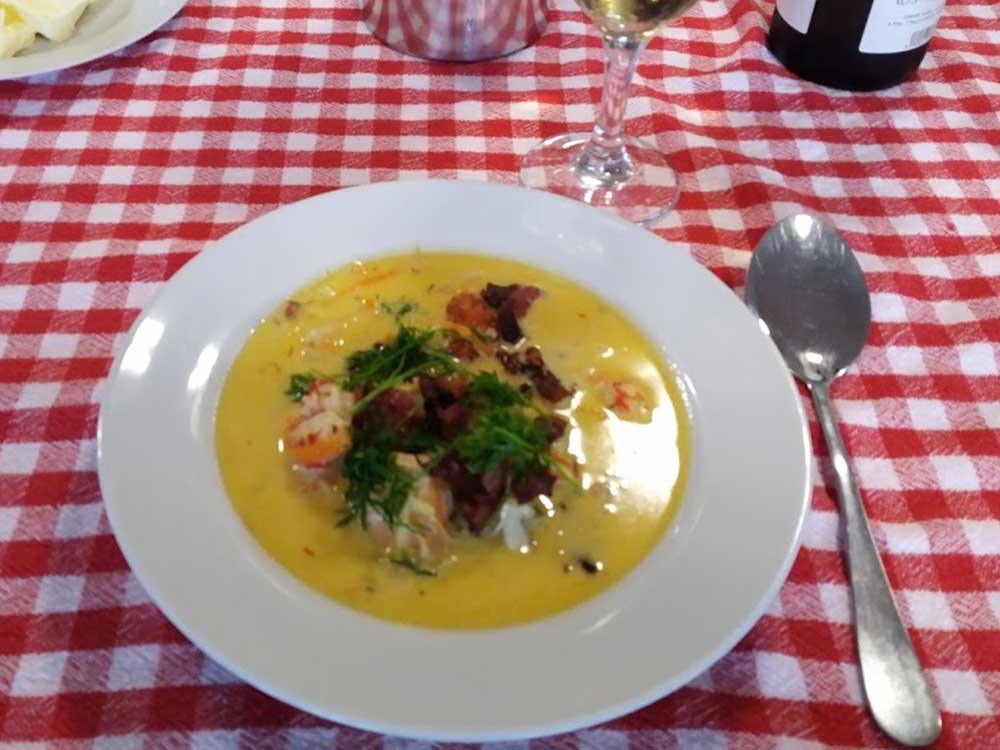 Flødelegeret fiskesuppe med signalkrebs Tarp Husholdnings Forening