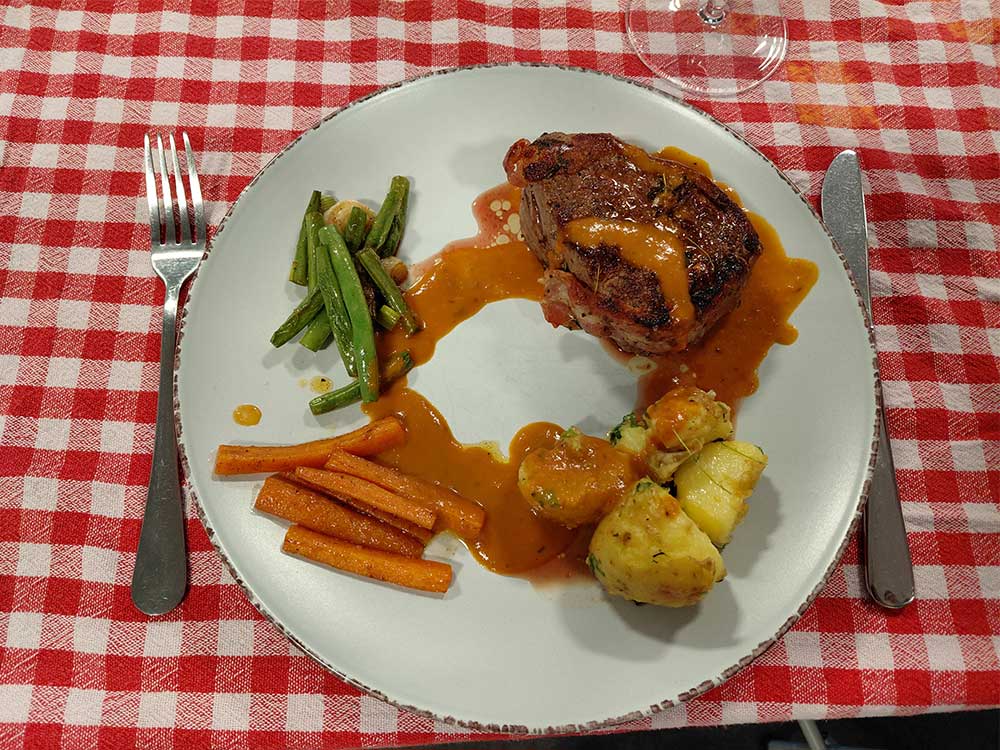 Bøf m. små stegte kartofler, stegte grøntsager og whisky sauce fra Tarp Husholdnings Forening